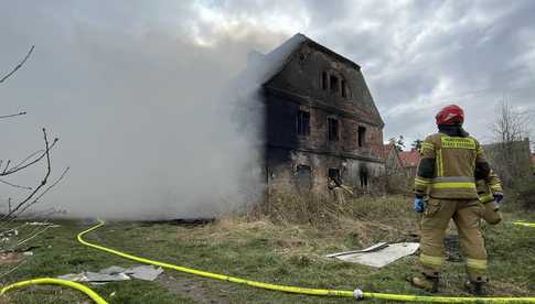 Duży pożar pustostanu w Pieszycach 